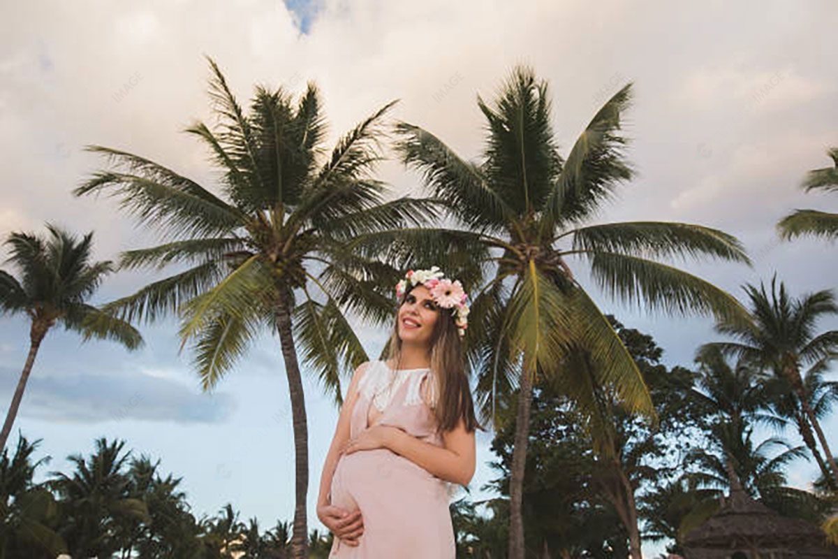 Maternity Photoshoot at the Beach